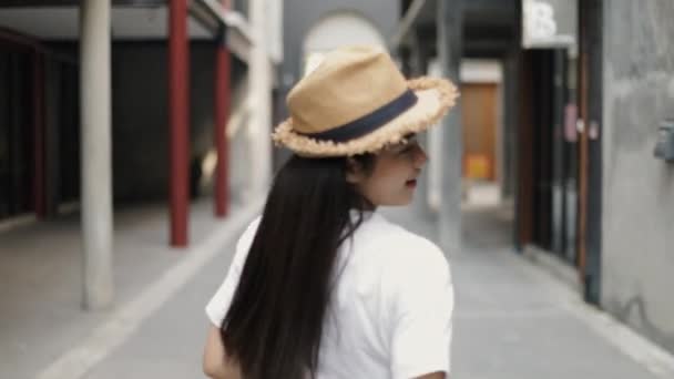 迷人的美丽的亚洲女人喜欢周末去老城度假 青少年假期旅途愉快 — 图库视频影像