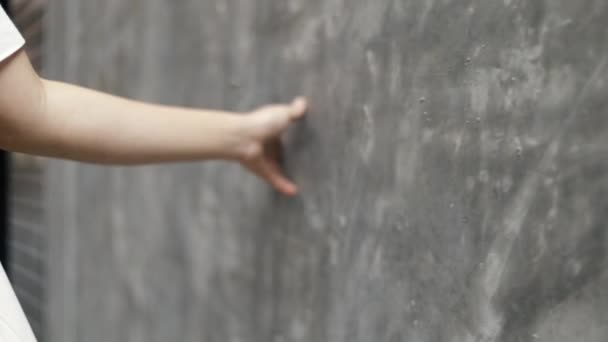 Nahaufnahme Hände Junges Mädchen Berühren Sanft Wand Hintergrund Eine Kleine — Stockvideo