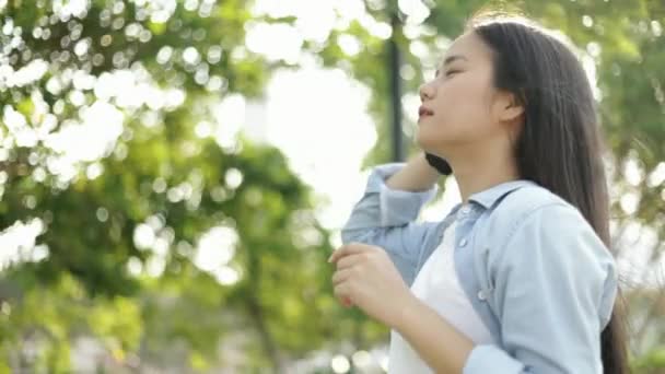 Sonrisa Joven Asiática Relajó Disfrutando Tranquila Puesta Sol Mirando Hacia — Vídeos de Stock