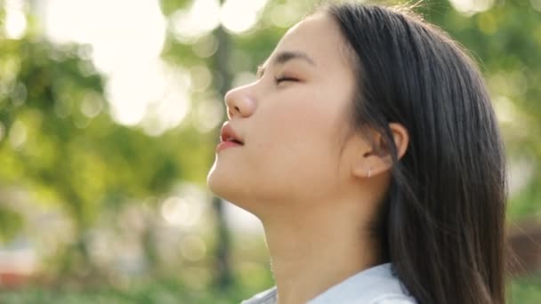Крупным Планом Портрет Молодой Азиатки Расслабленной Наслаждаясь Мирным Закатом Глядя — стоковое видео