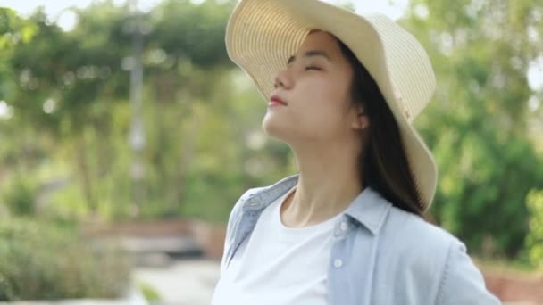 Retrato Sonrisa Joven Mujer Asiática Relajada Disfrutando Puesta Sol Pacífica — Vídeos de Stock