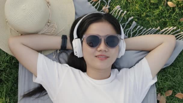 Belle Jeune Femme Asiatique Portant Des Lunettes Soleil Des Écouteurs — Video