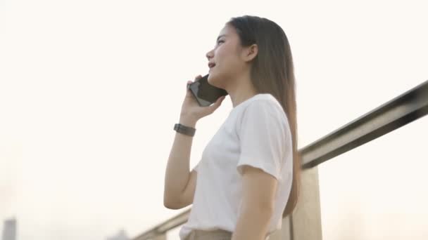 Happy Asian Woman White Shirt Talking Phone Friends While Sunlight — Stock Video