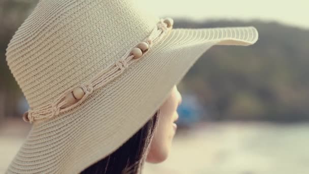 Asiática Hembra Mira Mar Mientras Que Pie Playa Feliz Verano — Vídeos de Stock