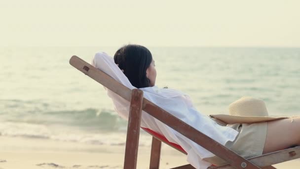 Jovens Mulheres Asiáticas Olham Para Vista Mar Sentindo Relaxar Deitado — Vídeo de Stock