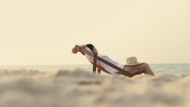 해변에 의자에 아시아 소녀가 있었다 여름휴가 — 비디오