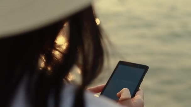 Gros Plan Femme Asiatique Tapant Main Message Sur Smartphone Tout — Video