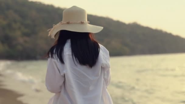 Retrato Mulher Asiática Sorridente Feliz Andando Praia Belo Pôr Sol — Vídeo de Stock