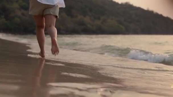 Κοντινό Πλάνο Ασιατική Γυναίκα Πόδια Τρέχει Στη Θέα Στην Παραλία — Αρχείο Βίντεο