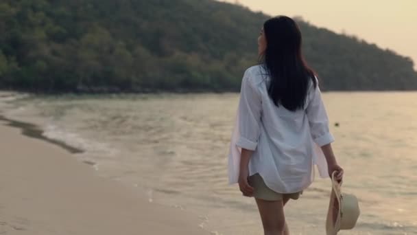 Ritratto Donna Asiatica Felice Sorridente Che Cammina Sulla Spiaggia Bel — Video Stock