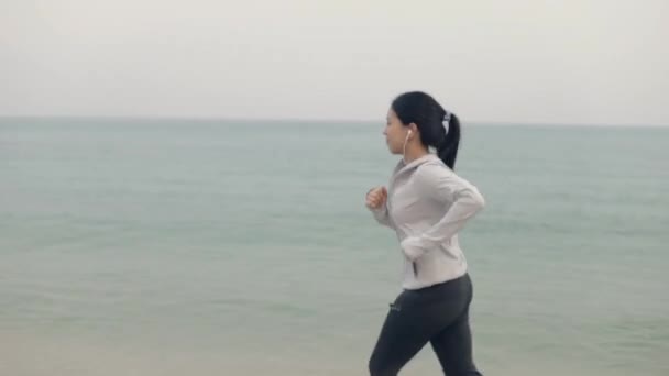 Atraente Esporte Asiático Atleta Corredor Feminino Treino Praia Pôr Sol — Vídeo de Stock