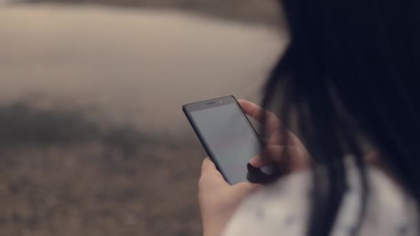 Close Asijské Dospívající Dívka Pomocí Smartphone Dovolená Psaní Zpráv Sdílení — Stock video