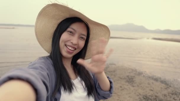 Joven Mujer Asiática Usando Teléfono Inteligente Conversando Con Sus Amigos — Vídeos de Stock