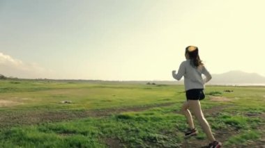 Genç Asyalı koşucu atlet gün batımı fitness ve sağlıklı yaşam tarzı konseptinde dışarıda egzersiz yapıyor..