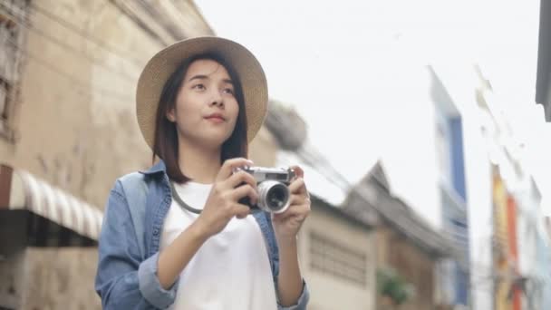Glad Kvinna Ung Asiatisk Resenär Bär Retro Fedora Hatt Med — Stockvideo