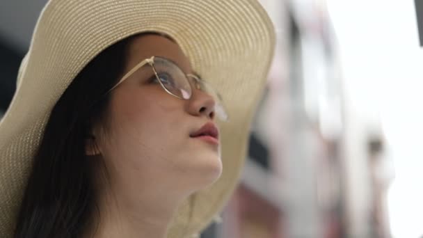 Zbliżenie Portretu Młodej Azjatki Kapeluszu Okularach Rozglądającej Się Starym Mieście — Wideo stockowe