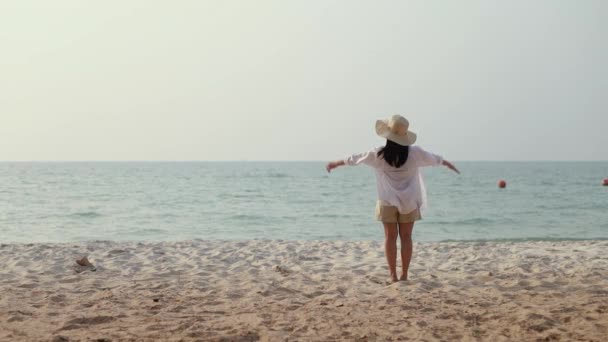 Piękna Azjatycka Kobieta Podróżnik Noszenie Kapelusz Fedora Ramionami Podniósł Niesamowity — Wideo stockowe