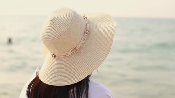 Mujer Asiática Mira Mar Mientras Está Pie Playa Felices Vacaciones — Vídeos de Stock