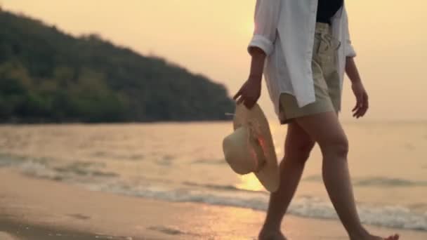 Jambes Rapprochées Femelle Asiatique Tenant Chapeau Fedora Marche Sur Plage — Video