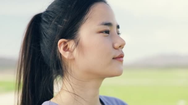 Cara Cerca Una Joven Asiática Relajó Disfrutando Tranquila Puesta Sol — Vídeos de Stock