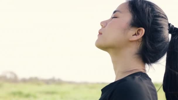 Retrato Cerca Joven Asiática Relajada Disfrutando Tranquila Puesta Sol Mirando — Vídeos de Stock