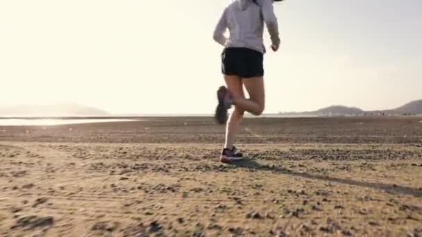 Привлекательная Азиатская Спортсменка Бегунья Пляже Закате Солнца Фитнесе Концепции Здорового — стоковое видео