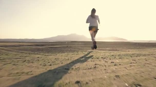 Tracking Shot Attraktive Asiatische Sportlerin Läufer Workout Sonnenuntergang Strand Fitness — Stockvideo