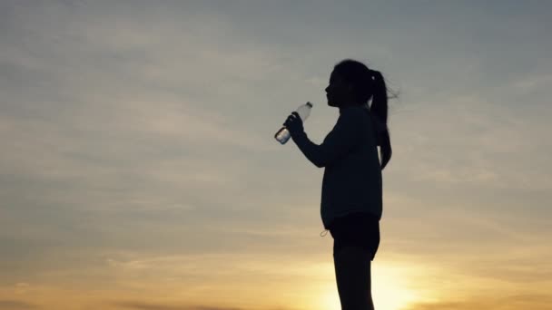 Silhouette Athlete Female Runner Drinking Water Running Fitness Workout Beach — Stock Video