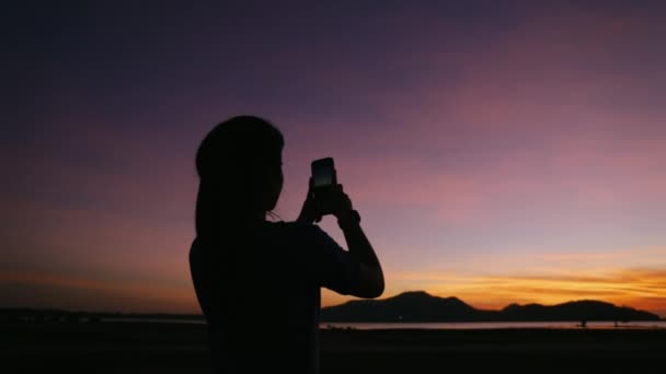 Mladá Asijská Žena Atlet Pomocí Smartphone Pořízení Fotografie Krásný Západ — Stock video