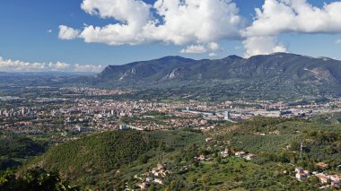 Terni Havzası 'nın doğusundan kuzeyine ve Terni şehri, Umbria, İtalya