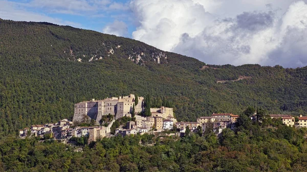 Pohled Obec Rocca Sinibalda Její Hrad Rieti Lazio Itálie — Stock fotografie