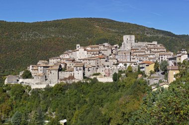 Terni ili, Umbria, İtalya 'daki Polino köyünün manzarası