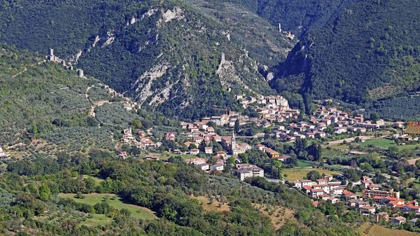 Uitzicht Het Gehucht Ferentillo Ruïnes Van Forten Valnerina Umbria Italië — Stockfoto
