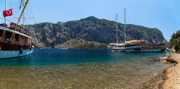 Loď poblíž ostrovů v Egejském moři, Alanya Turecko — Stock fotografie