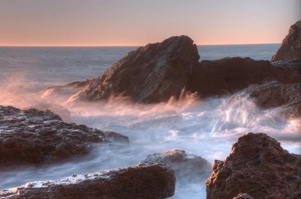Güzel manzara mavi deniz ve dalgalar