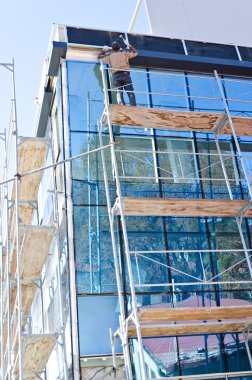 Adam inşaat rampa üzerinde