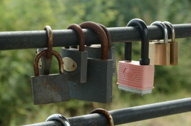 Köprü korkuluk üzerinde kalp şeklinde kilitle