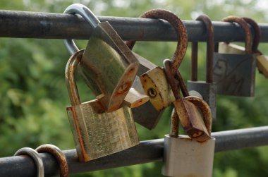 Köprü korkuluk üzerinde kalp şeklinde kilitle