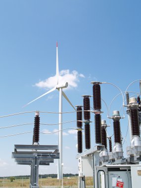 Rüzgar santralindeki yüksek voltajlı elektrik santrali