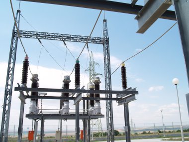 Rüzgar santralindeki yüksek voltajlı elektrik santrali