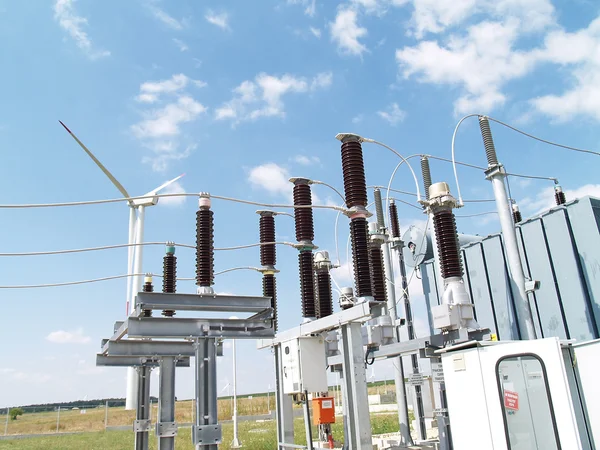 Rüzgar santralindeki yüksek voltajlı elektrik santrali