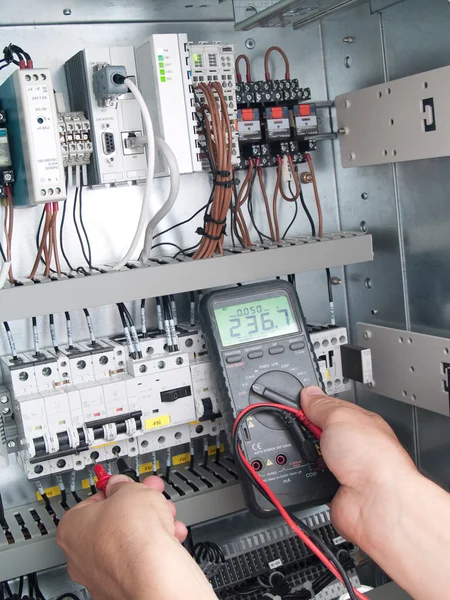 Ingeniero hace mantenimiento de la automatización de la red eléctrica — Foto de Stock