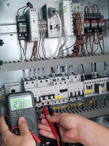 Ingeniero hace mantenimiento de la automatización de la red eléctrica — Foto de Stock