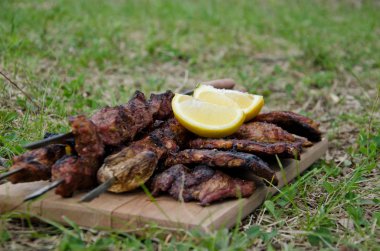 Yeşil çayır, yemek için hazır pişmiş et