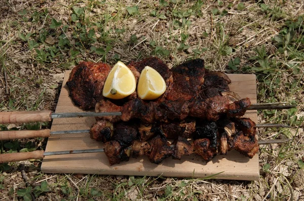 Yeşil çayır, yemek için hazır pişmiş et