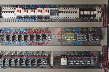 Bir montaj hattı fabrikada elektrik paneli