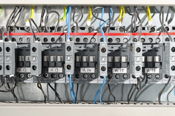 Panel eléctrico en una fábrica de línea de montaje — Foto de Stock