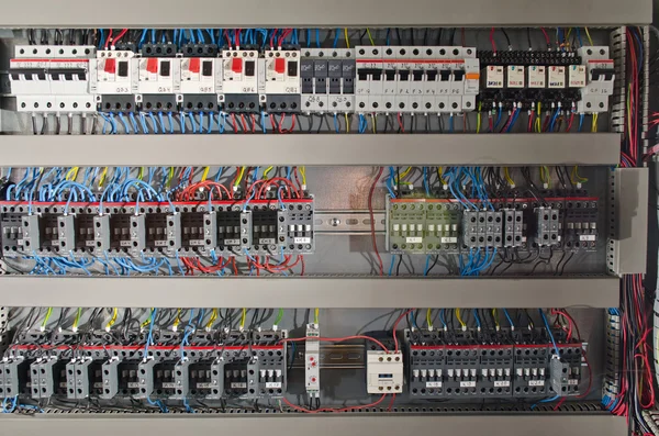 Panel eléctrico en una fábrica de línea de montaje — Foto de Stock