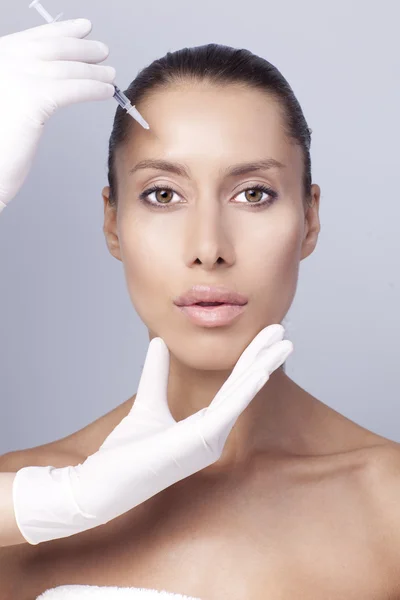 Cosmetic injection of botox to the pretty female face. — Stock Photo, Image