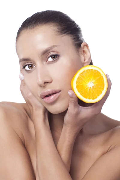 Hermosa mujer joven sosteniendo pieza de naranja sobre fondo blanco . — Foto de Stock